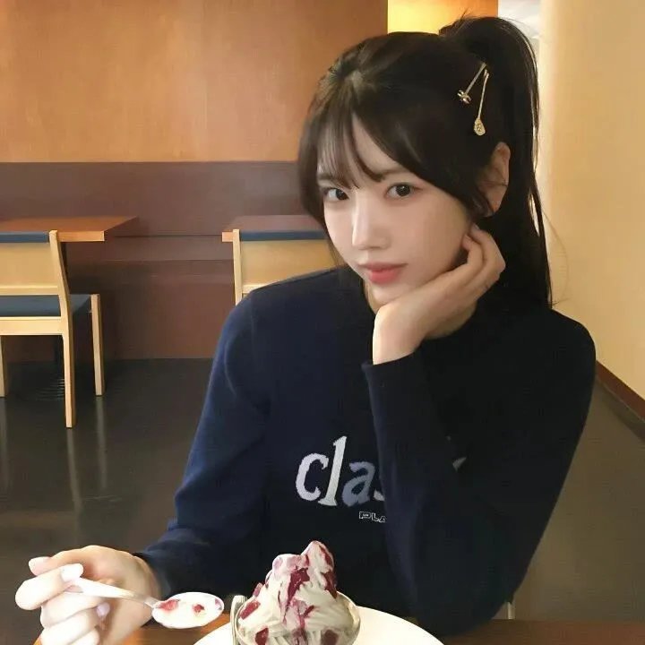 坐在酒吧里吃蛋糕